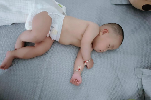 专业试管借卵代怀机构宝宝突然很多眼屎